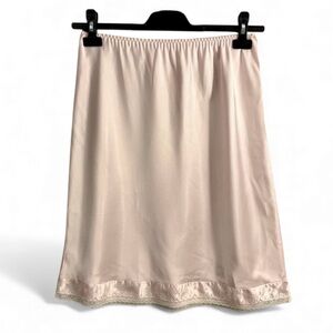 ⭐️ Vintage 1960’s Vanity Fair Eaton Pink Slip Skirt With Lace Edging – Waist 15